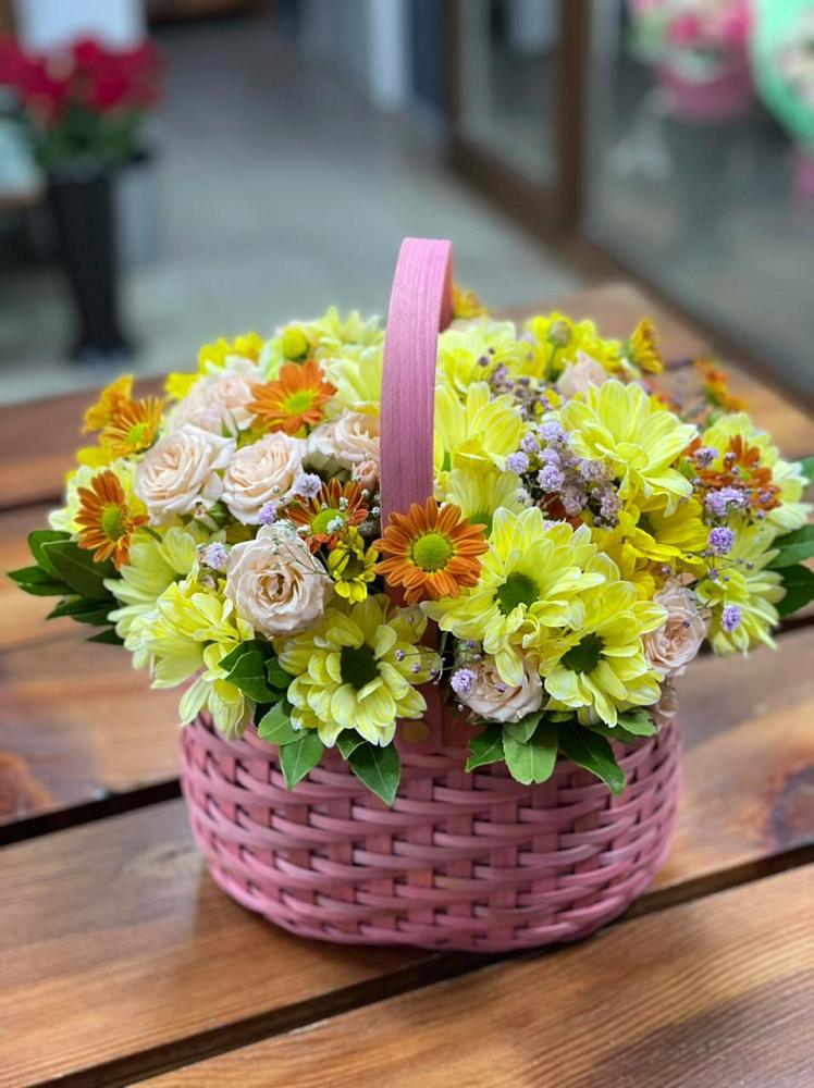 Цветочная композиция из Хризантемы и Розы в корзине в Староюрьево