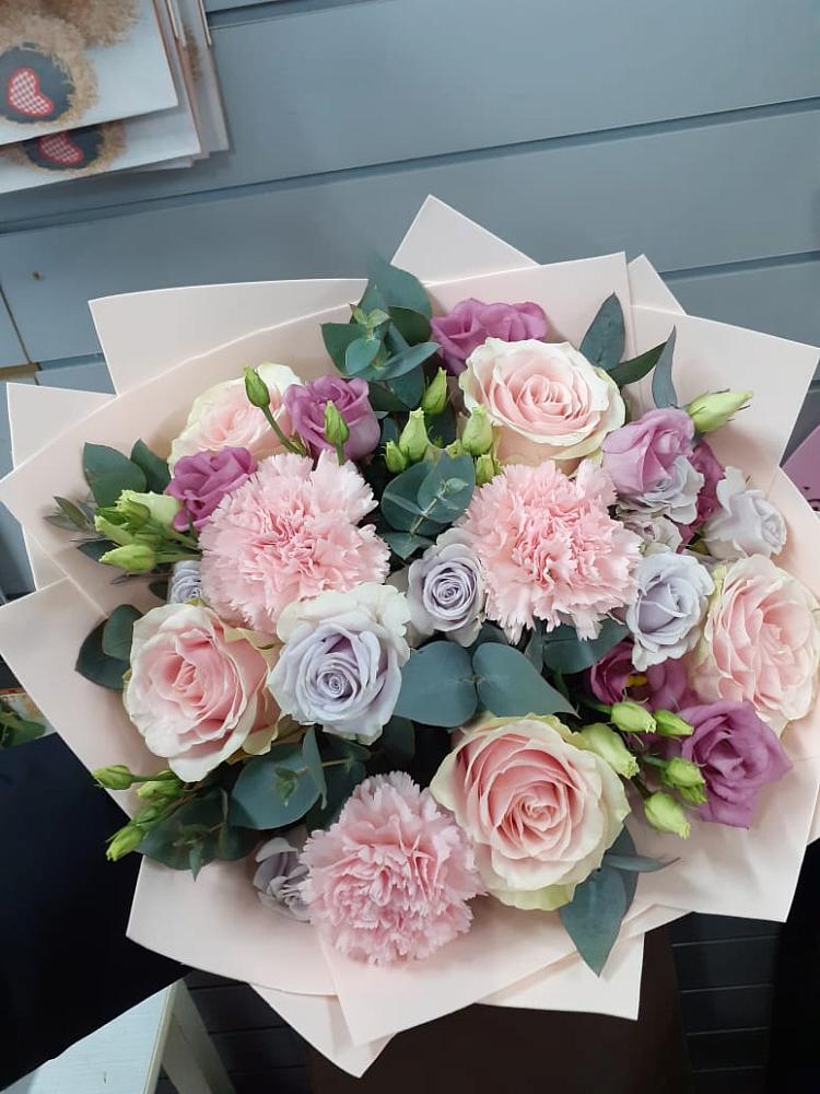 Букет цветов из: Розы, Гвоздики и Лизиантусы в Староюрьево