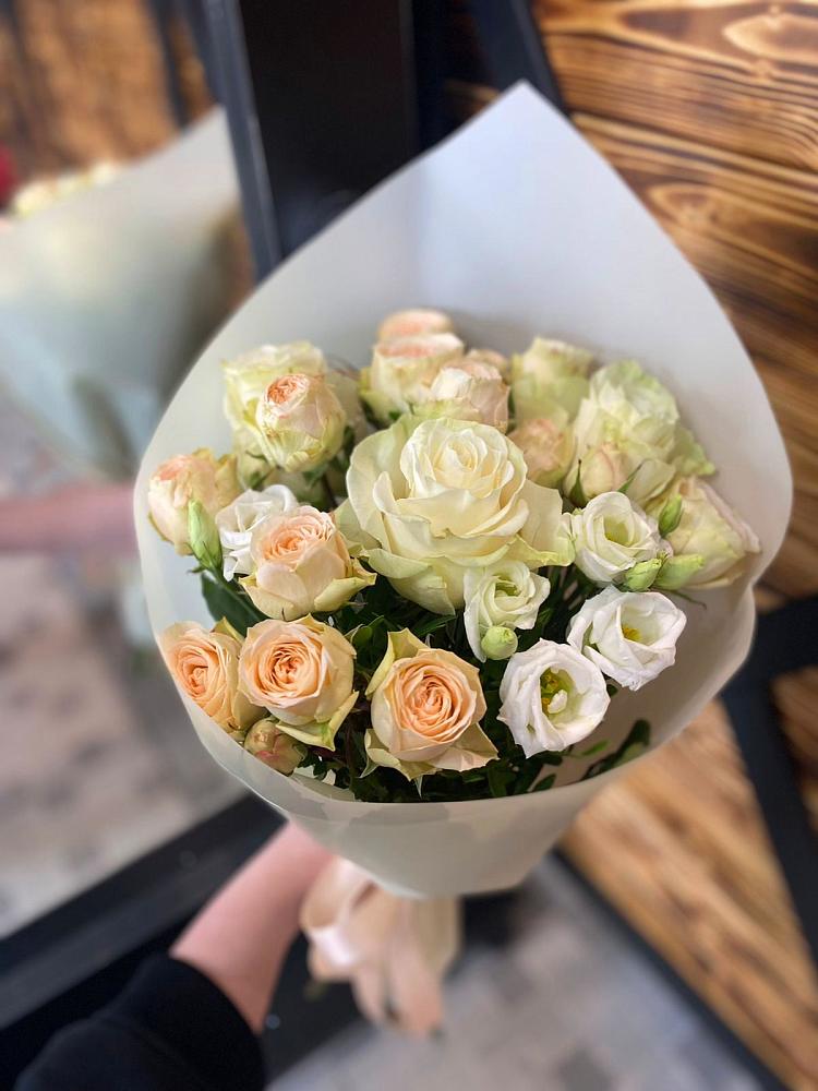 Букет цветов из: Розы и Лизиантусы в Староюрьево